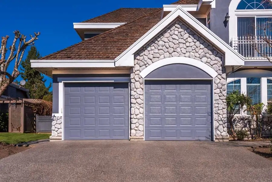 Fragment-of-a-luxury-house-with-a-garage-door-in-v-2026-03-26-10-45-50-utc